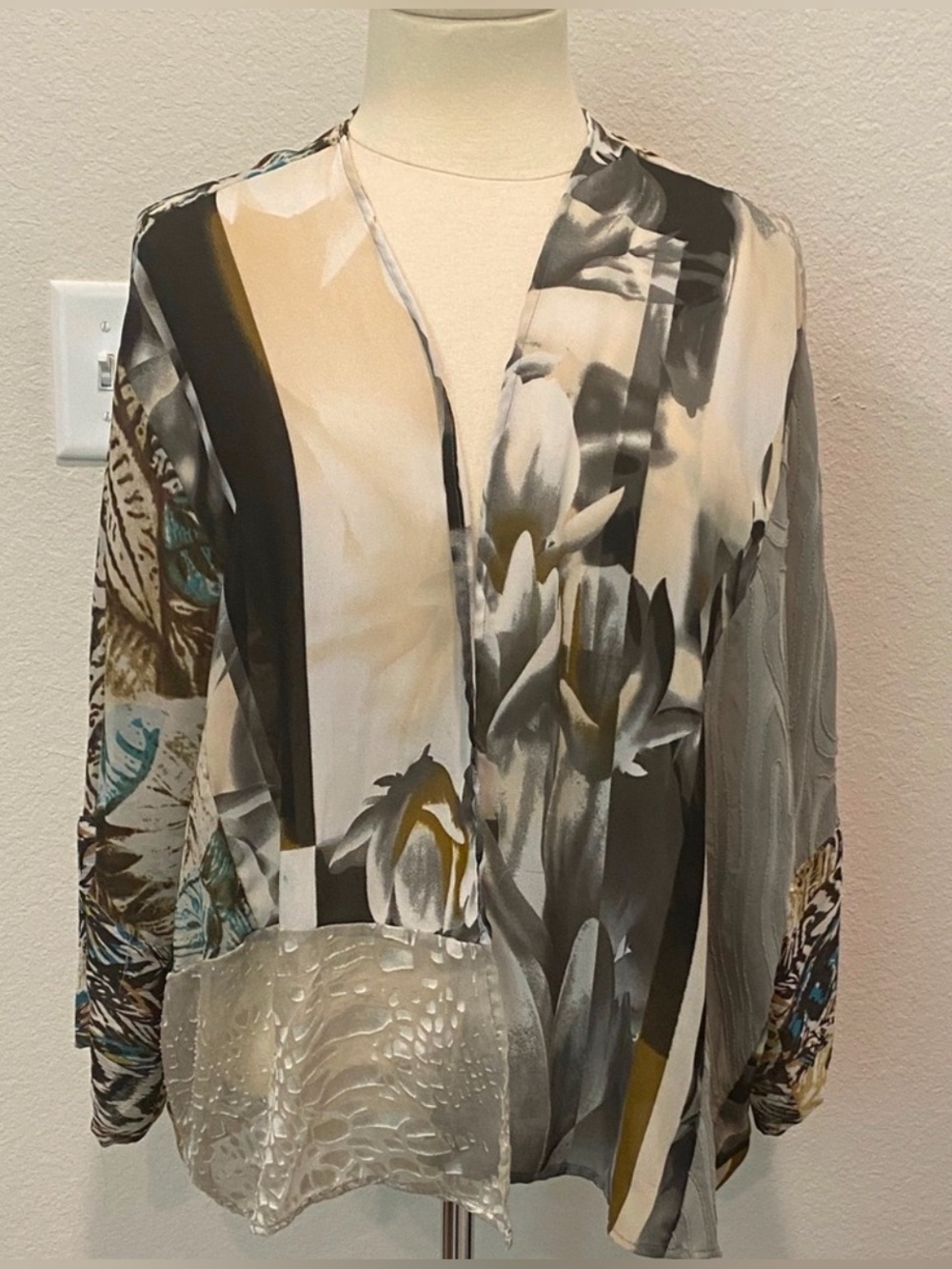 Chico’s Travelers Collection Size 2 Abstract Open Front Cardigan